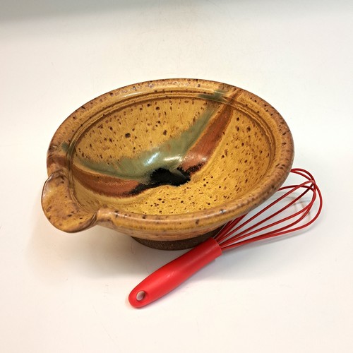 Click to view detail for #231017 Mixing Bowl with Spout and Whisk $16